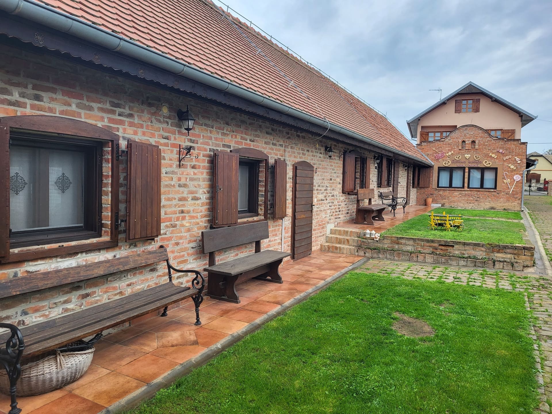 Brick courtyard rooms and garden in Karanac