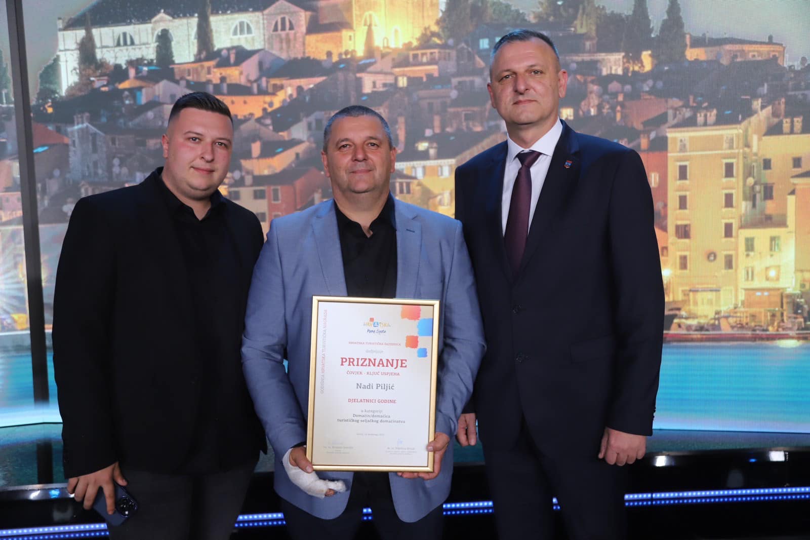 Marko i Luka Piljić sa predstavnikom HTZ-a pri preuzimanju priznanja Nadi Piljić